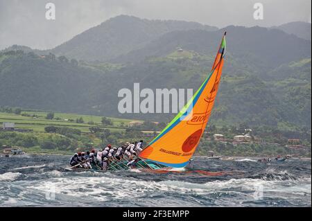 SEGELN - TRADITIONELLES BOOT - TOUR DES YOLES 2009 - MARTINIQUE (FRA) - 27/07/09PHOTO : FREDERIC AUGENDRE / DPPI IN DER NÄHE DES WINDES AN DER KARIBIKKÜSTE VON MARTINIQUE - MATBOIS CREW BALANCIERT DAS BOOT Stockfoto