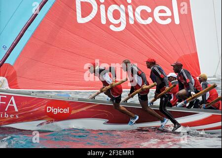 SEGELN - TRADITIONELLES BOOT - TOUR DES YOLES 2009 - MARTINIQUE (FRA) - 27/07/09PHOTO : FREDERIC AUGENDRE / DPPI DIGICEL TEAM BALANCIERT DAS BOOT Stockfoto