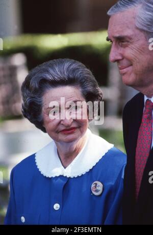 Retrospektive über das Leben der ehemaligen First Lady, Lady Bird Johnson während ihrer Jahre in Texas nach dem Tod des ehemaligen Präsidenten Lyndon Baines Johnson am 22. Januar 1973. Dieses Foto zeigt Lady Bird Johnson und Sen. Lloyd Bentsen aus Texas bei einem Kampagnenereignis auf der LBJ Ranch im Jahr 1988. Bentsen war der Vizepräsidential Laufgefährte des demokratischen Präsidentschaftskandidaten Michael Dukakis und lief gegen den Republikaner Ronald Reagan in der Wahl 1988. ©Bob Daemmrich Stockfoto