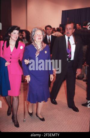 Retrospektive über das Leben der ehemaligen First Lady, Lady Bird Johnson während ihrer Jahre in Texas nach dem Tod des ehemaligen Präsidenten Lyndon Baines Johnson am 22. Januar 1973. Dieses Foto zeigt Luci Johnson (links) mit ihrer Mutter Lady Bird Johnson im Februar 1997 in der LBJ Library. Stockfoto