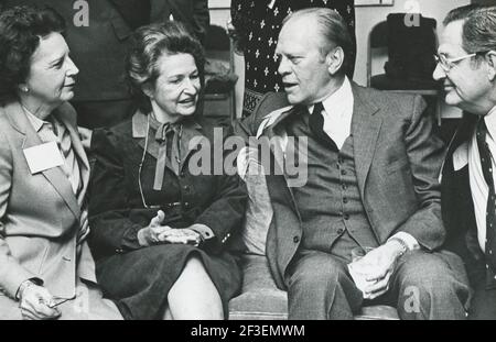 Retrospektive über das Leben der ehemaligen First Lady, Lady Bird Johnson während ihrer Jahre in Texas nach dem Tod des ehemaligen Präsidenten Lyndon Baines Johnson am 22. Januar 1973. Dieses undatierte Foto zeigt (von links nach rechts) Beryl Pickle, Lady Bird Johnson, den ehemaligen Präsidenten Gerald Ford und den Kongressabgeordneten Jake Pickle in der LBJ Library. ©Bob Daemmrich Stockfoto