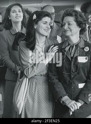 Retrospektive über das Leben der ehemaligen First Lady, Lady Bird Johnson während ihrer Jahre in Texas nach dem Tod des ehemaligen Präsidenten Lyndon Baines Johnson am 22. Januar 1973. Dieses Foto zeigt Lady Bird Johnson (rechts) mit ihren Töchtern Lynda Robb (links) und Luci Johnson (Mitte) in der LBJ Library in den späten 1980er Jahren. ©Bob Daemmrich Stockfoto