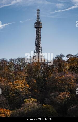 Alter Petrin Turm aus Stahl in Prag auf dem Petrin Hügel mit Blick vom Sockel im Bezirk Kleinstadt mit Aussichtsplattform Stockfoto