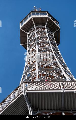 Alter Petrin Turm aus Stahl in Prag auf dem Petrin Hügel mit Blick vom Sockel im Bezirk Kleinstadt mit Aussichtsplattform Stockfoto