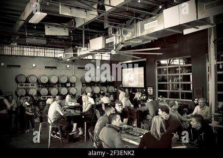 Lynwood Brewing Concern (LBC) in Raleigh, NC. Lokale Craft Brauerei mit einer großen Auswahl an Bieren, Ales und Stouts. Verbunden mit Lynwood Grill. Stockfoto