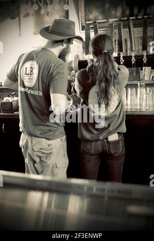Lynwood Brewing Concern (LBC) in Raleigh, NC. Lokale Craft Brauerei mit einer großen Auswahl an Bieren, Ales und Stouts. Verbunden mit Lynwood Grill. Stockfoto