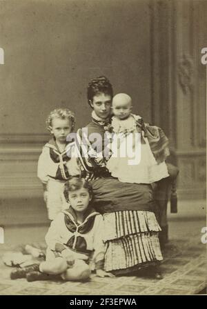 Großherzogin Maria Fjodorowna mit Kindern, Nicholas Alexandrowitsch, George Alexandrowitsch und Xenia Alexandrovna, c. 1875. Private Sammlung. Stockfoto