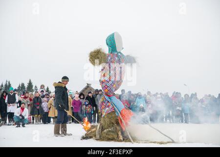 Dorf Semenkovo, Wologda, Russland - 13. März 2021: Feiertag der Fasching in Russland. Die Leute tragen eine Puppe, um verbrannt zu werden Stockfoto