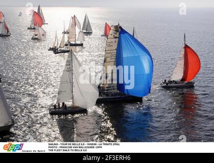 SEGELN - TOUR DE BELLE ILE - 10/05/08 - LA TRINITE (FRA) FOTO : FRANCOIS VAN MALLEGHEM / DPPI DIE FLOTTE SEGELT NACH BELLE ILE Stockfoto