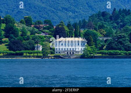 Der See von Como oder Lario, in Tremezzo, Lombardei, Italien, Im Sommer. Blick auf Bellagio Stockfoto