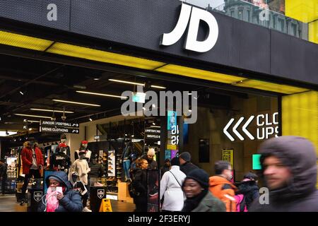 London, Vereinigtes Königreich - 01. Februar 2019: Weißes J D-Logo auf ihrer Oxford-Straße, Fußgänger gehen vor. JD Sports ist britisch Stockfoto