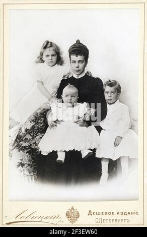 Großherzogin Xenia Alexandrovna von Russland mit Kindern Irina Alexandrovna, Andrei Alexandrovich und Feodor Alexandrovich , 1903. Private Sammlung. Stockfoto