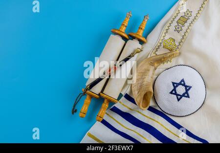 Jüdisches Gebetsbuch mit tora-Schriftrolle und Schofar-Horn, Gebetsschal tallit Stockfoto