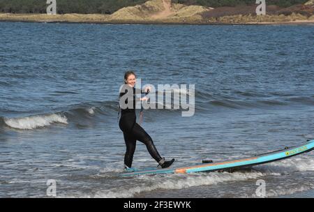 Gullane, East Lothian . Schottland Großbritannien 16th. März 21. Bei gutem Wetter trifft ein Stand Up Paddlebarder am Gullane Beach auf die Wellen. Kredit: eric mccowat/Alamy Live Nachrichten Stockfoto