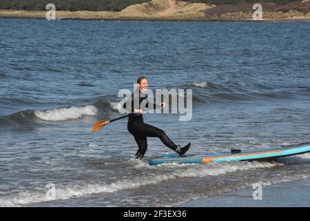 Gullane, East Lothian . Schottland Großbritannien 16th. März 21. Bei gutem Wetter trifft ein Stand Up Paddlebarder am Gullane Beach auf die Wellen. Kredit: eric mccowat/Alamy Live Nachrichten Stockfoto