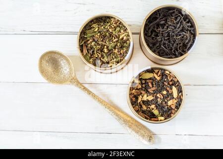 Eine Auswahl an losem Tee und einem hübschen Goldlöffel. Stockfoto