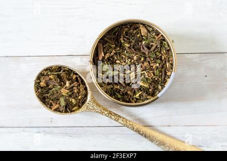 Loser grüner Tee und ein hübscher Goldlöffel. Stockfoto