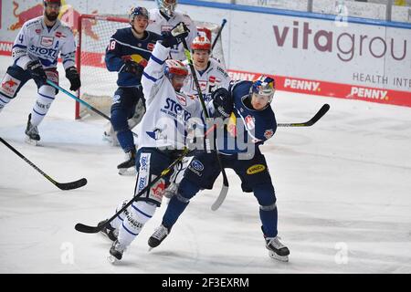 München, Deutschland. März 2021, 16th. Daniel WEISS (VS), Action, Duelle gegen Mathew MAHONE (M). EHC Red Bull München-Schwenninger Wild Wings Eishockey DER Saison 2020/2021, Spieltag 27th, Hauptrunde, am 16. März 2021 Olympia Eishalle München. Quelle: dpa/Alamy Live News Stockfoto