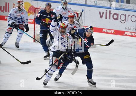 München, Deutschland. März 2021, 16th. Daniel WEISS (VS), Action, Duelle gegen Mathew MAHONE (M). EHC Red Bull München-Schwenninger Wild Wings Eishockey DER Saison 2020/2021, Spieltag 27th, Hauptrunde, am 16. März 2021 Olympia Eishalle München. Quelle: dpa/Alamy Live News Stockfoto