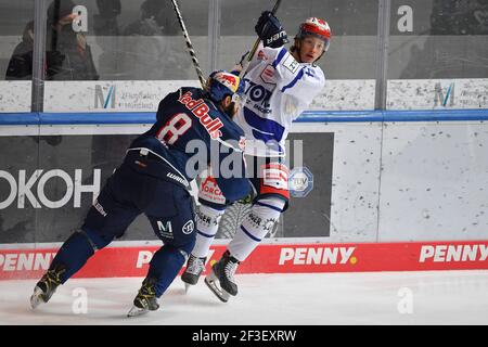 München, Deutschland. März 2021, 16th. Patrik CERVENY (VS), Action, Duelle gegen Mathew MAHONE (M). EHC Red Bull München-Schwenninger Wild Wings Eishockey DER Saison 2020/2021, Spieltag 27th, Hauptrunde, am 16. März 2021 Olympia Eishalle München. Quelle: dpa/Alamy Live News Stockfoto