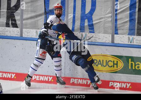 München, Deutschland. März 2021, 16th. Colby ROBAK (VS), Action, Duelle gegen Patrick HAGER. EHC Red Bull München-Schwenninger Wild Wings Eishockey DER Saison 2020/2021, Spieltag 27th, Hauptrunde, am 16. März 2021 Olympia Eishalle München. Quelle: dpa/Alamy Live News Stockfoto