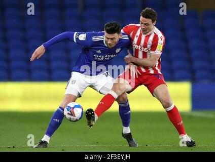 Kieffer Moore von Cardiff City (links) und James Chester von Stoke City kämpfen während des Sky Bet Championship-Spiels im Cardiff City Stadium, Cardiff, um den Ball. Bilddatum: Dienstag, 16. März 2021. Stockfoto