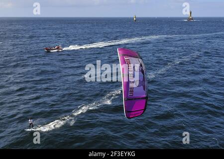 KITE SURF - GEISELN TAGE 500 - SEIN > LES GLENANS - RAZ DE SEIN (FRA) - 12/05/2011 - FOTO : FRANCOIS VAN MALLEGHEM / DPPI - Bruno Sroka Drachen für die 500 Tage langen Geiseln : Stéphane Taponier & Hervé Ghesquière Stockfoto