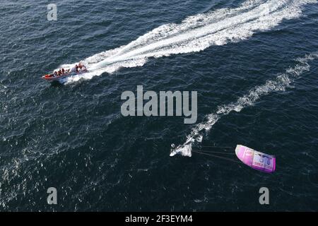 KITE SURF - GEISELN TAGE 500 - SEIN > LES GLENANS - RAZ DE SEIN (FRA) - 12/05/2011 - FOTO : FRANCOIS VAN MALLEGHEM / DPPI - Bruno Sroka Drachen für die 500 Tage langen Geiseln : Stéphane Taponier & Hervé Ghesquière Stockfoto