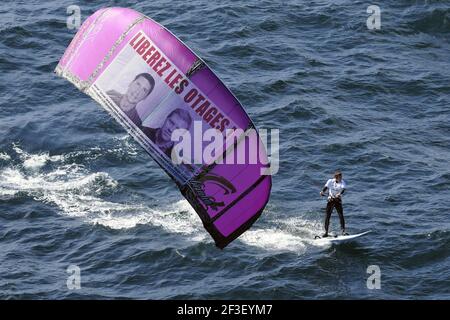 KITE SURF - GEISELN TAGE 500 - SEIN > LES GLENANS - RAZ DE SEIN (FRA) - 12/05/2011 - FOTO : FRANCOIS VAN MALLEGHEM / DPPI - Bruno Sroka Drachen für die 500 Tage langen Geiseln : Stéphane Taponier & Hervé Ghesquière Stockfoto