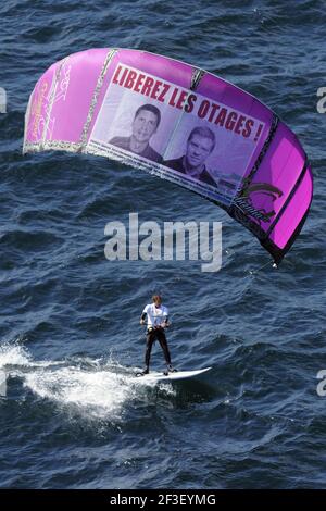 KITE SURF - GEISELN TAGE 500 - SEIN > LES GLENANS - RAZ DE SEIN (FRA) - 12/05/2011 - FOTO : FRANCOIS VAN MALLEGHEM / DPPI - Bruno Sroka Drachen für die 500 Tage langen Geiseln : Stéphane Taponier & Hervé Ghesquière Stockfoto