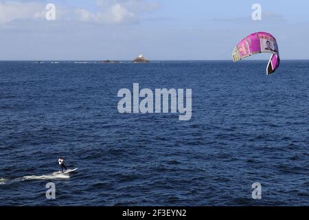 KITE SURF - GEISELN TAGE 500 - SEIN > LES GLENANS - RAZ DE SEIN (FRA) - 12/05/2011 - FOTO : FRANCOIS VAN MALLEGHEM / DPPI - Bruno Sroka Drachen für die 500 Tage langen Geiseln : Stéphane Taponier & Hervé Ghesquière Stockfoto