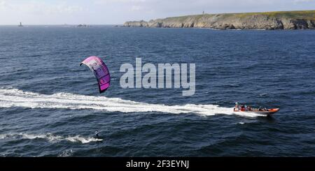 KITE SURF - GEISELN TAGE 500 - SEIN > LES GLENANS - RAZ DE SEIN (FRA) - 12/05/2011 - FOTO : FRANCOIS VAN MALLEGHEM / DPPI - Bruno Sroka Drachen für die 500 Tage langen Geiseln : Stéphane Taponier & Hervé Ghesquière Stockfoto