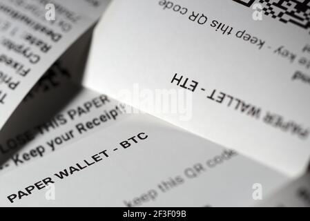Bitcoin und Ethereum Kryptowährung Quittung, digitale Krypto Währung Geldmünzen in kalten Papier Brieftasche von Autoteller Stockfoto