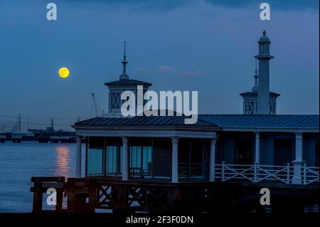 Vollmond über dem Town Pier und dem Fluss Thames at Gravesend Kent.der Stadtpier ist der älteste erhaltene Iron Pier in der Welt Stockfoto