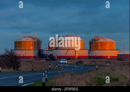 Die National Grid Flüssig-Erdgas-Tanks am National Grid Terminal bei Grain Kent, bei Sonnenuntergang Stockfoto