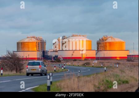 Die National Grid Flüssig-Erdgas-Tanks am National Grid Terminal bei Grain Kent, bei Sonnenuntergang Stockfoto
