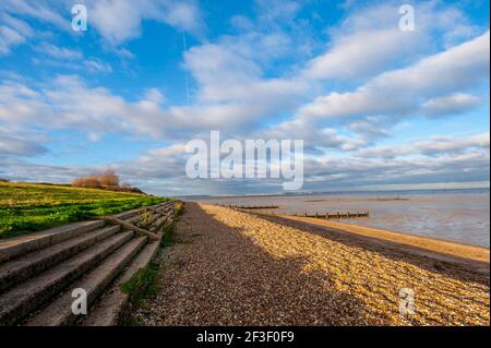 Der Strand von Grain Kent mit Blick über die themse-Mündung in Richtung Southend und Essex. Stockfoto