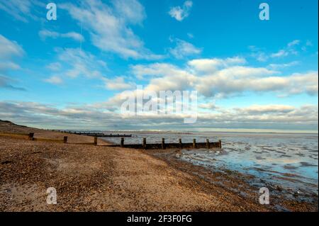 Der Strand von Grain Kent mit Blick über die themse-Mündung in Richtung Southend und Essex. Stockfoto