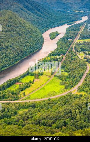 West Branch Susquehanna River Valley von Hyner View State Park, Pennsylvania mit dem Bucktail Trail (State Route 120) USA. Stockfoto