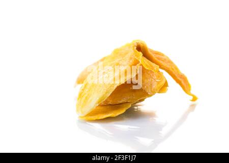 Scheiben von süßen reifen getrockneten Mango isoliert auf weißem Hintergrund Stockfoto