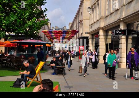 Southgate Einkaufszentrum in Bath für den Sommer mit bunten Schirmen für Schatten und viele Sitze für die Besucher gekleidet.Somerset. Stockfoto