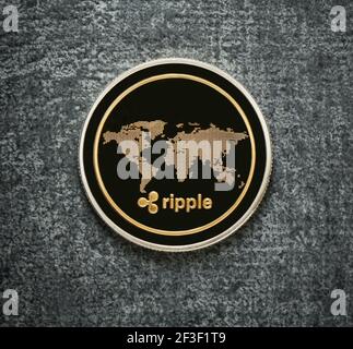 Virtuelle Bitcoin, Welligkeit XRP Münzen Währung finanzieren Geld auf grauem Hintergrund, Konzept Investition zwischen digitalem Geld Stockfoto