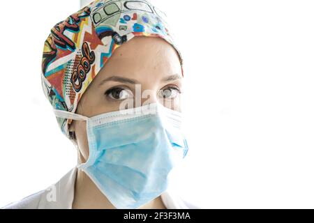 Eine flache Nahaufnahme einer medizinischen Fachkraft, die eine Frau trägt Eine Maske auf ihrem Gesicht Stockfoto
