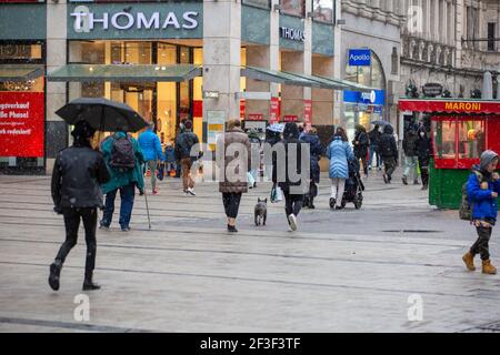 Viele Menschen sind während eines Schneesturms unterwegs. Vor vielen Geschäften in der Münchner Fußgängerzone gibt es am 16. März 2021 ( zum Teil lange ) Schlangen . Die Shopper müssen sich anmelden und einen Termin ausmachen, um die Läden zu besprechen, da die 7-Tage-Inzidenz in München über 50 liegt und seit Wochen wieder steigen. Die neuen Varianten des Coronavirus liegen in München bei über zwei Dritteln. * vor vielen Geschäften gibt es am 16 2021. März in der Münchner Fußgängerzone (teilweise lange) Schlangen. Käufer müssen sich vor dem Betreen der Geschäfte registrieren, weil die sieben Tage inci Stockfoto