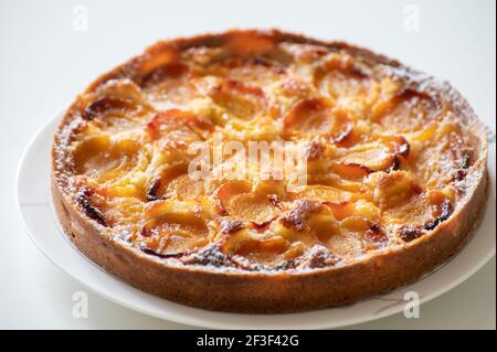 Frisch gebackene französische Torte mit reifen Pflaumen auf weißem Tisch Stockfoto