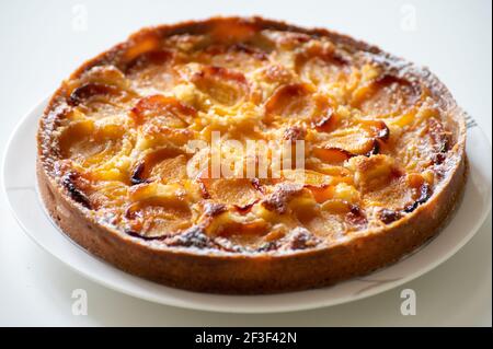 Frisch gebackene französische Torte mit reifen Pflaumen auf weißem Tisch Stockfoto