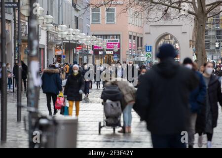 Die Innenstadt ist voll. Vor vielen Geschäften in der Münchner Fußgängerzone gibt es am 16. März 2021 ( zum Teil lange ) Schlangen . Die Shopper müssen sich anmelden und einen Termin ausmachen, um die Läden zu besprechen, da die 7-Tage-Inzidenz in München über 50 liegt und seit Wochen wieder steigen. Die neuen Varianten des Coronavirus liegen in München bei über zwei Dritteln. * vor vielen Geschäften gibt es am 16 2021. März in der Münchner Fußgängerzone (teilweise lange) Schlangen. Käufer müssen sich vor dem Betreten der Geschäfte registrieren, denn die siebentägige Inzidenz in München liegt bei über 50 ha Stockfoto