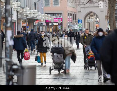 Die Innenstadt ist voll. Vor vielen Geschäften in der Münchner Fußgängerzone gibt es am 16. März 2021 ( zum Teil lange ) Schlangen . Die Shopper müssen sich anmelden und einen Termin ausmachen, um die Läden zu besprechen, da die 7-Tage-Inzidenz in München über 50 liegt und seit Wochen wieder steigen. Die neuen Varianten des Coronavirus liegen in München bei über zwei Dritteln. * vor vielen Geschäften gibt es am 16 2021. März in der Münchner Fußgängerzone (teilweise lange) Schlangen. Käufer müssen sich vor dem Betreten der Geschäfte registrieren, denn die siebentägige Inzidenz in München liegt bei über 50 ha Stockfoto