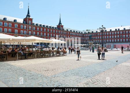 22. MAI 2017 - MADRID, SPANIEN: Blick auf die Plaza Mayor, den Hauptplatz von Madrid. Menschen gehen und Skulptur des Königs Felipe III auf einem hellen sonnigen sp Stockfoto