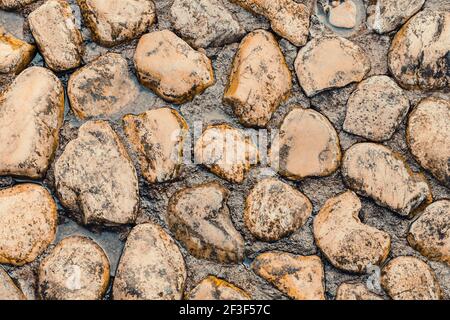 Alte Kopfsteinpflasterboden, um das künstliche Flussbett zu bedecken Stockfoto